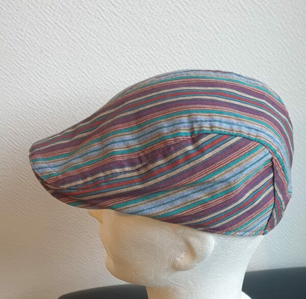 30.4Béret stylé tendance gris bordeau, composé d'un doux tissu lin-viscose et entièrement doublé à l'intérieur. Réglable à l'arrière par un système de boucle de serrage facile à utiliser et s'adapte à toutes les formes de visage, fin ou rond. Ce couvre-chef agréable à porter, vous permettera de sublimer et de renforcer votre look. Taille unique.