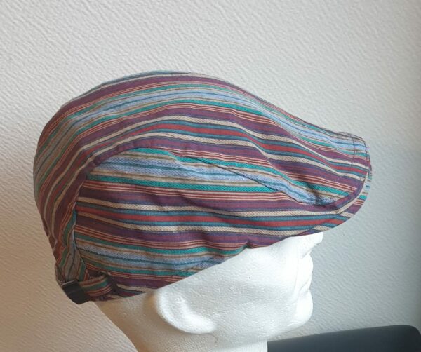 30.5Béret stylé tendance gris bordeau, composé d'un doux tissu lin-viscose et entièrement doublé à l'intérieur. Réglable à l'arrière par un système de boucle de serrage facile à utiliser et s'adapte à toutes les formes de visage, fin ou rond. Ce couvre-chef agréable à porter, vous permettera de sublimer et de renforcer votre look. Taille unique.