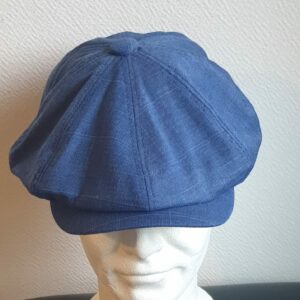 31.1Béret stylé tendance bleu, composé d'un doux tissu polyester-viscose et entièrement doublé à l'intérieur. Réglable à l'arrière par une extention sous forme d'élastique et s'adapte à toutes les formes de visage, fin ou rond. Ce couvre-chef agréable à porter, vous permettera de sublimer et de renforcer votre look. Taille : 57, 59. Prix : 23.50€. Confectionné en Chine.