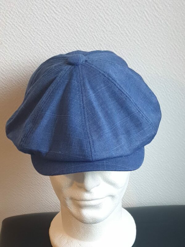 31.1Béret stylé tendance bleu, composé d'un doux tissu polyester-viscose et entièrement doublé à l'intérieur. Réglable à l'arrière par une extention sous forme d'élastique et s'adapte à toutes les formes de visage, fin ou rond. Ce couvre-chef agréable à porter, vous permettera de sublimer et de renforcer votre look. Taille : 57, 59. Prix : 23.50€. Confectionné en Chine.