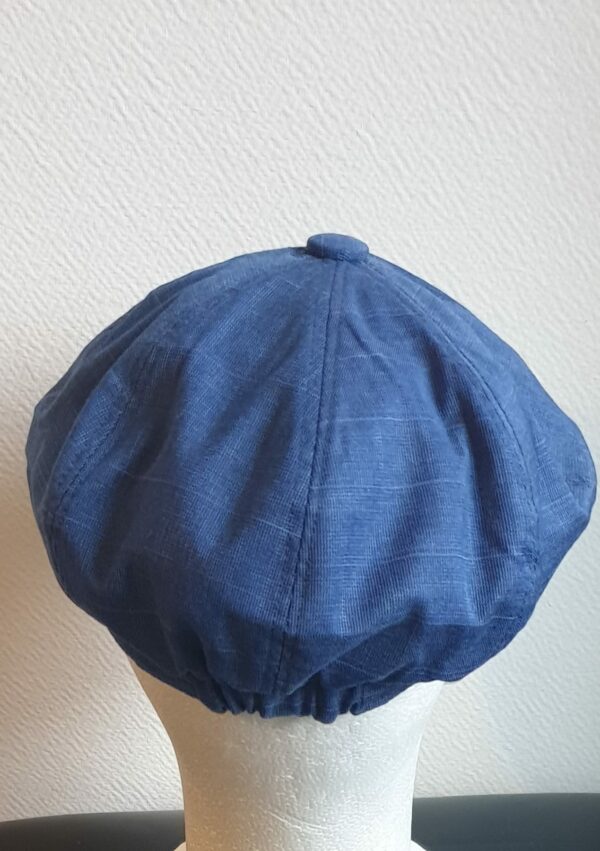 31.2Béret stylé tendance bleu, composé d'un doux tissu polyester-viscose et entièrement doublé à l'intérieur. Réglable à l'arrière par une extention sous forme d'élastique et s'adapte à toutes les formes de visage, fin ou rond. Ce couvre-chef agréable à porter, vous permettera de sublimer et de renforcer votre look. Taille : 57, 59. Prix : 23.50€. Confectionné en Chine.