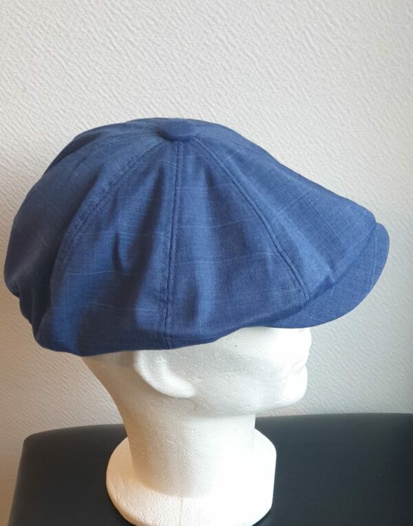 31.3Béret stylé tendance bleu, composé d'un doux tissu polyester-viscose et entièrement doublé à l'intérieur. Réglable à l'arrière par une extention sous forme d'élastique et s'adapte à toutes les formes de visage, fin ou rond. Ce couvre-chef agréable à porter, vous permettera de sublimer et de renforcer votre look. Taille : 57, 59. Prix : 23.50€. Confectionné en Chine.