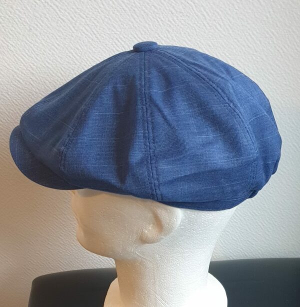 31.4Béret stylé tendance bleu, composé d'un doux tissu polyester-viscose et entièrement doublé à l'intérieur. Réglable à l'arrière par une extention sous forme d'élastique et s'adapte à toutes les formes de visage, fin ou rond. Ce couvre-chef agréable à porter, vous permettera de sublimer et de renforcer votre look. Taille : 57, 59. Prix : 23.50€. Confectionné en Chine.