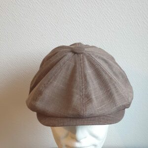 32.1Béret stylé tendance marron, composé d'un doux tissu polyester-viscose et entièrement doublé à l'intérieur. Réglable à l'arrière par une extention sous forme d'élastique et s'adapte à toutes les formes de visage, fin ou rond. Ce couvre-chef ample et agréable à porter, vous permettera de sublimer et de renforcer votre look. Confectionné en Chine.