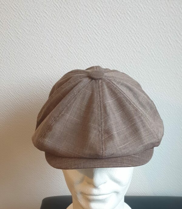 32.1Béret stylé tendance marron, composé d'un doux tissu polyester-viscose et entièrement doublé à l'intérieur. Réglable à l'arrière par une extention sous forme d'élastique et s'adapte à toutes les formes de visage, fin ou rond. Ce couvre-chef ample et agréable à porter, vous permettera de sublimer et de renforcer votre look. Confectionné en Chine.