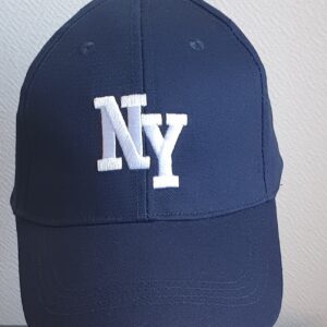 32.1Casquette base-ball en bleu cobalt composée d'un tissu polyamide-coton. Une seule taille. Mais ce couvre-chef dispose d'un système de réglage, à l'arrière du tour de tête, par boucle de serrage. Prix : 15.95€.