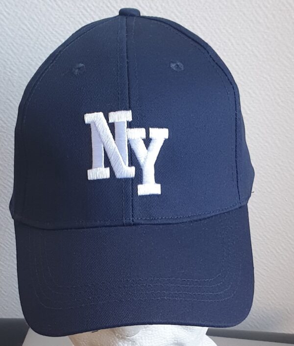 32.1Casquette base-ball en bleu cobalt composée d'un tissu polyamide-coton. Une seule taille. Mais ce couvre-chef dispose d'un système de réglage, à l'arrière du tour de tête, par boucle de serrage. Prix : 15.95€.