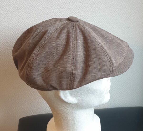 32.2Béret stylé tendance marron, composé d'un doux tissu polyester-viscose et entièrement doublé à l'intérieur. Réglable à l'arrière par une extention sous forme d'élastique et s'adapte à toutes les formes de visage, fin ou rond. Ce couvre-chef ample et agréable à porter, vous permettera de sublimer et de renforcer votre look. Taille : 57, 59. Prix : 23.50€.