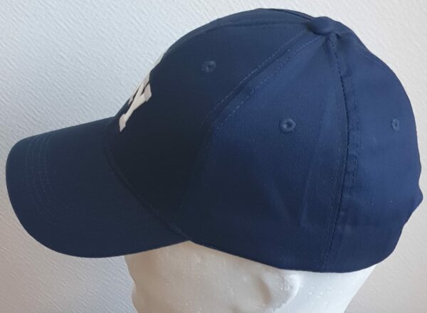 32.2Casquette base-ball en bleu cobalt composée d'un tissu polyamide-coton. Une seule taille. Mais ce couvre-chef dispose d'un système de réglage, à l'arrière du tour de tête, par boucle de serrage.