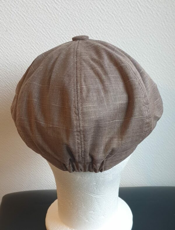 32.3Béret stylé tendance marron, composé d'un doux tissu polyester-viscose et entièrement doublé à l'intérieur. Réglable à l'arrière par une extention sous forme d'élastique et s'adapte à toutes les formes de visage, fin ou rond. Ce couvre-chef ample et agréable à porter, vous permettera de sublimer et de renforcer votre look. Taille : 57, 59. Prix : 23.50€.