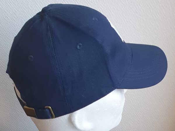 32.3Casquette base-ball en bleu cobalt composée d'un tissu polyamide-coton. Une seule taille. Mais ce couvre-chef dispose d'un système de réglage, à l'arrière du tour de tête, par boucle de serrage.