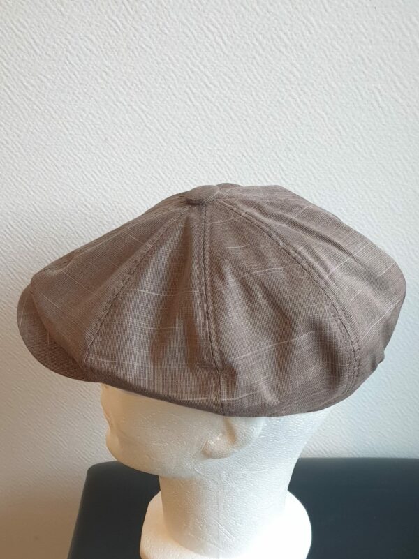 32.4Béret stylé tendance marron, composé d'un doux tissu polyester-viscose et entièrement doublé à l'intérieur. Réglable à l'arrière par une extention sous forme d'élastique et s'adapte à toutes les formes de visage, fin ou rond. Ce couvre-chef ample et agréable à porter, vous permettera de sublimer et de renforcer votre look. Taille : 57, 59. Prix : 23.50€.
