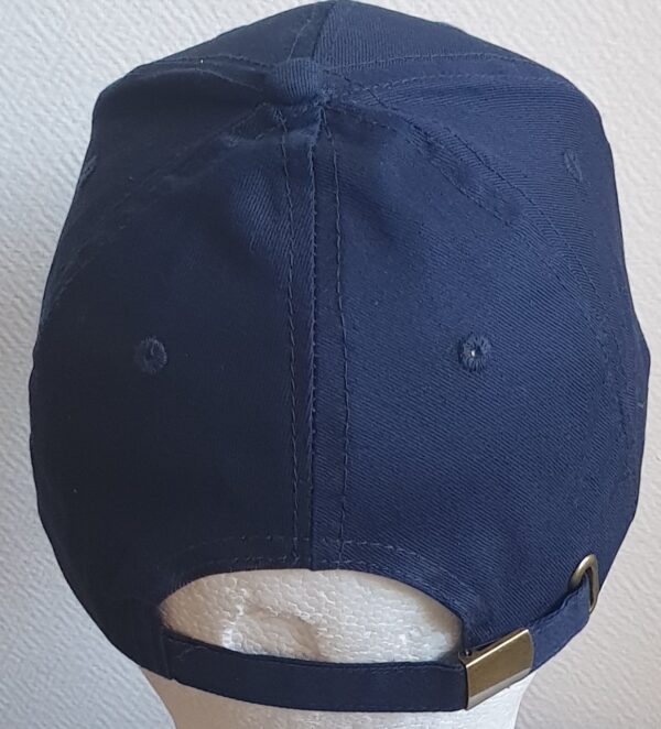32.4Casquette base-ball en bleu cobalt composée d'un tissu polyamide-coton. Une seule taille. Mais ce couvre-chef dispose d'un système de réglage, à l'arrière du tour de tête, par boucle de serrage.