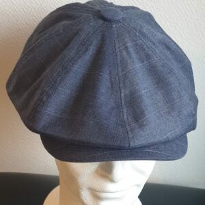 33.1Béret stylé tendance bleu minéral, composé d'un doux tissu polyester-viscose et entièrement doublé à l'intérieur. Réglable à l'arrière par une extention sous forme d'élastique et s'adapte à toutes les formes de visage, fin ou rond. Ce couvre-chef ample et agréable à porter, vous permettera de sublimer et de renforcer votre look. Taille : 57, 59. Prix : 23.50€. Confectionné en Chine.