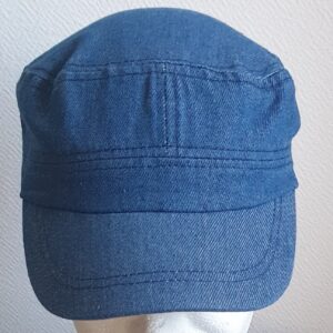 33.1Casquette coupe militaire tout coton en bleu céruléen. Une seule taille. Mais ce couvre-chef dispose d'un système de réglage à l'arrière par boucle de serrage. Prix : 14.50€.