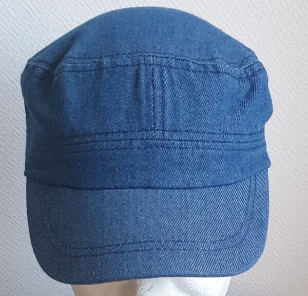 33.1Casquette coupe militaire tout coton en bleu céruléen. Une seule taille. Mais ce couvre-chef dispose d'un système de réglage à l'arrière par boucle de serrage. Prix : 14.50€.