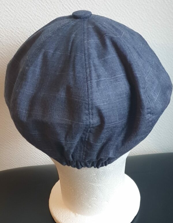 33.3Béret stylé tendance bleu minéral, composé d'un doux tissu polyester-viscose et entièrement doublé à l'intérieur. Réglable à l'arrière par une extention sous forme d'élastique et s'adapte à toutes les formes de visage, fin ou rond. Ce couvre-chef ample et agréable à porter, vous permettera de sublimer et de renforcer votre look. Taille : 57, 59. Prix : 23.50€.