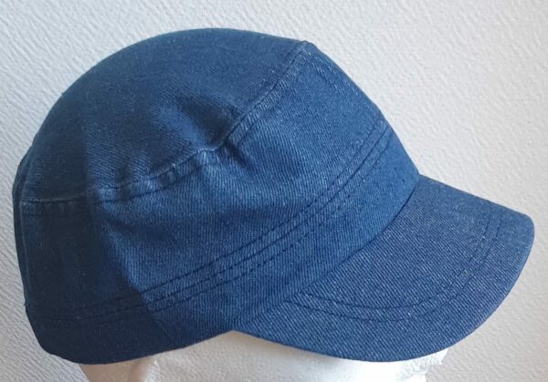 33.3Casquette coupe militaire tout coton en bleu céruléen. Une seule taille. Mais ce couvre-chef dispose d'un système de réglage à l'arrière par boucle de serrage.
