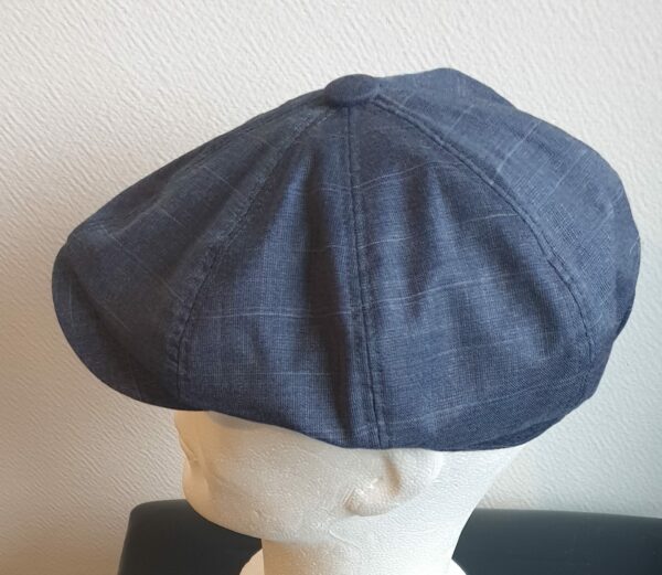 33.4Béret stylé tendance bleu minéral, composé d'un doux tissu polyester-viscose et entièrement doublé à l'intérieur. Réglable à l'arrière par une extention sous forme d'élastique et s'adapte à toutes les formes de visage, fin ou rond. Ce couvre-chef ample et agréable à porter, vous permettera de sublimer et de renforcer votre look. Taille : 57, 59. Prix : 23.50€.
