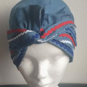 4.1Chapeau carabela en bleu marine sur une tenue traditionnelle haïtienne et cousu de zigzags tricolors. Taille uniforme. Entièrement conçu et réalisé aux ateliers AnjeroCréation à Paris. Prix : 29.95€.