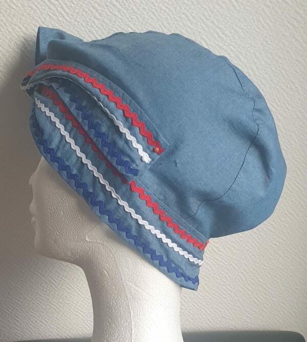 4.2Chapeau carabela en bleu marine sur une tenue traditionnelle haïtienne et cousu de zigzags tricolors. Taille uniforme. Entièrement conçu et réalisé aux ateliers AnjeroCréation à Paris.