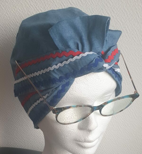 4.3Chapeau carabela en bleu marine sur une tenue traditionnelle haïtienne et cousu de zigzags tricolors. Taille uniforme. Entièrement conçu et réalisé aux ateliers AnjeroCréation à Paris.
