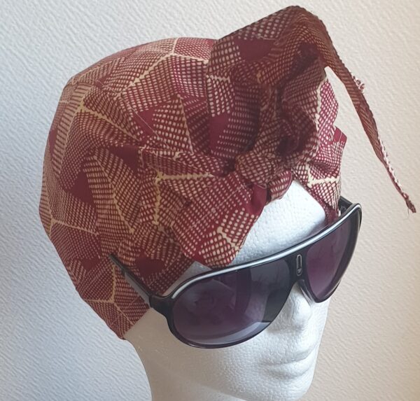 5.1Turban pleine tête en coton wax alliant les couleurs rose framboise et rose dragée. Ce couvre-chef apparenté tout à fait original dispose d'une parfaite élasticité à l'arrière pour une adaptation idéale. Ce dernier est entièrement conçu et réalisé aux ateliers AnjeroCréation  à Paris. Prix : 19.95€.