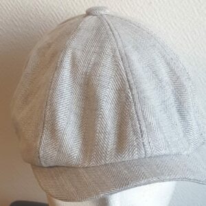 7.1Béret casquette d'été en gris clair, léger à porter et en tissu lin viscose. Entièrement doublé sur un textile polyester. Ajout d'une extension sous forme d'élastique à l'arrière pour la convenance. Taille : 57, 59. Prix : 23.50€