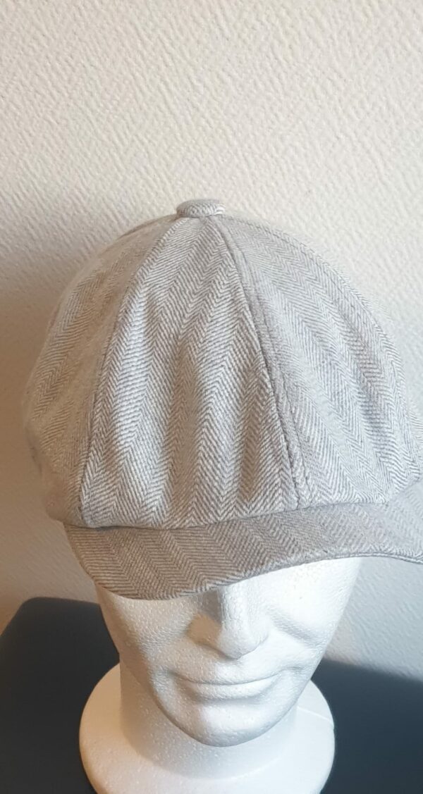 7.1Béret casquette d'été en gris clair, léger à porter et en tissu lin viscose. Entièrement doublé sur un textile polyester. Ajout d'une extension sous forme d'élastique à l'arrière pour la convenance. Taille : 57, 59. Prix : 23.50€