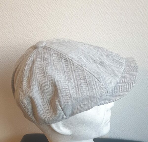 7.2Béret casquette d'été en gris clair, léger à porter et en tissu lin viscose. Entièrement doublé sur un textile polyester. Ajout d'une extension sous forme d'élastique à l'arrière pour la convenance. Taille : 57, 59.