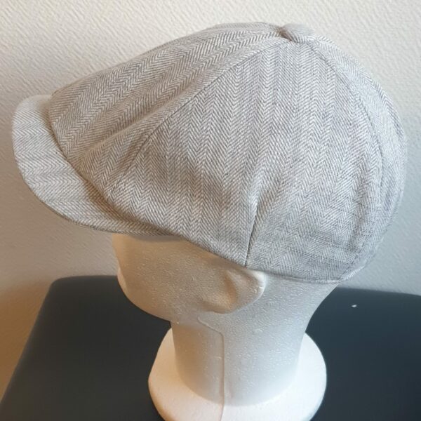 7.3Béret casquette d'été en gris clair, léger à porter et en tissu lin viscose. Entièrement doublé sur un textile polyester. Ajout d'une extension sous forme d'élastique à l'arrière pour la convenance. Taille : 57, 59.