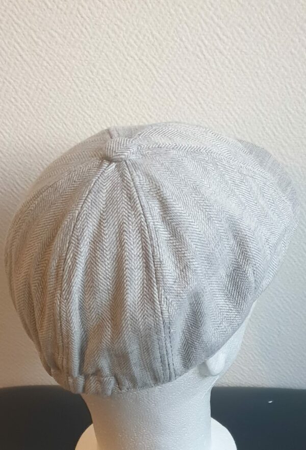 7.4Béret casquette d'été en gris clair, léger à porter et en tissu lin viscose. Entièrement doublé sur un textile polyester. Ajout d'une extension sous forme d'élastique à l'arrière pour la convenance. Taille : 57, 59.