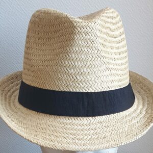 14.1Chapeau paille naturelle pour l'été, rafraichissant, confortable et léger à porter. Son style large bord assorti d'un galon de couleur noire lui confère un rendu singulier.