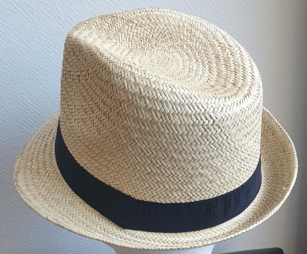 14.3Chapeau paille naturelle pour l'été, rafraichissant, confortable et léger à porter. Son style large bord assorti d'un galon de couleur noire lui confère un rendu singulier.