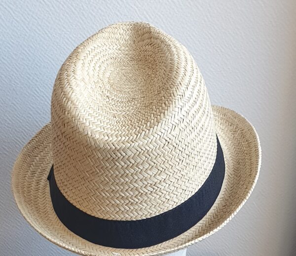 14.4Chapeau paille naturelle pour l'été, rafraichissant, confortable et léger à porter. Son style large bord assorti d'un galon de couleur noire lui confère un rendu singulier.