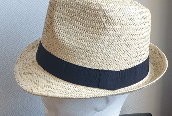 14.5Chapeau paille naturelle pour l'été, rafraichissant, confortable et léger à porter. Son style large bord assorti d'un galon de couleur noire lui confère un rendu singulier.
