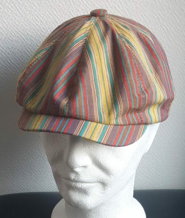 1.1Béret d'été en tissu lin viscose entièrement doublé. Le système de réglage à l'arrière par élastique facile à utiliser, permettera d'ajuster à souhait le couvre-chef  de façon à épouser au mieux la forme du crâne. Couleur tendance marron jaune. Intérieur marron clair. Taille : 57,59. Prix : 23€.