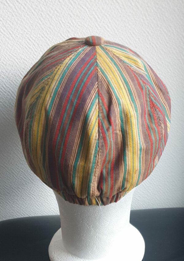 1.2Béret d'été en tissu lin viscose entièrement doublé. Le système de réglage à l'arrière par élastique facile à utiliser, permettera d'ajuster à souhait le couvre-chef  de façon à épouser au mieux la forme du crâne. Couleur tendance marron jaune. Intérieur marron clair. Taille : 57,59.