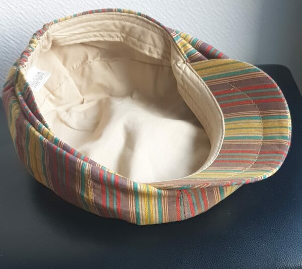 1.5Béret d'été en tissu lin viscose entièrement doublé. Le système de réglage à l'arrière par élastique facile à utiliser, permettera d'ajuster à souhait le couvre-chef  de façon à épouser au mieux la forme du crâne. Couleur tendance marron jaune. Intérieur marron clair. Taille : 57,59.