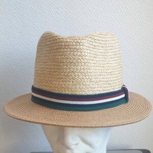 13.1Chapeau petit bord tissé en paille raphia et muni d'un galon très original en bordeaux blanc vert. Légèrement imperméable et souple, il est merveilleusement résistant et respirant. Ce couvre-chef dispose d'un dispositif de réglage par cordon de serrage facile à utiliser, à l'intérieur au niveau de sa bande de confort interne en crème et permettant une entrée de tête, ajustable. Fait à la main. Taille unique. Prix : 39,95€.