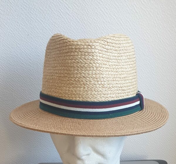 13.1Chapeau petit bord tissé en paille raphia et muni d'un galon très original en bordeaux blanc vert. Légèrement imperméable et souple, il est merveilleusement résistant et respirant. Ce couvre-chef dispose d'un dispositif de réglage par cordon de serrage facile à utiliser, à l'intérieur au niveau de sa bande de confort interne en crème et permettant une entrée de tête, ajustable. Fait à la main. Taille unique. Prix : 39,95€.
