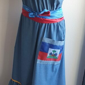 13.1Robe carabela longue en bleu sur une tenue traditionnelle. Le col bardot et le bas de robe sont brodés en dentelles animées. Les Zigzags sur le haut et le bas de robe sont respectivement jaunes, bleus foncé, blancs et rouges. Deux poches latérales rouges et bleues royales ornées du drapeau, ajoutent à l'harmonie du vêtement élastique à la partie rétrécie et 100% coton. Deux ceintures ont été pensées chacune d'entre elles en coureur unique, nouées à la taille. Entièrement confectionnée aux ateliers AnjéroCréation à Paris. Taille : XL, XXL. Prix : 259.95€. 