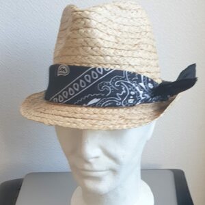 15.1Chapeau petit bord tissé en paille raphia et muni d'un galon à la pirate aux petits motifs blancs blanc sur fond noir. Coupe borsalino. Légèrement imperméable et souple, il est merveilleusement résistant et respirant. Ce couvre-chef dispose d'un dispositif de réglage par cordon de serrage facile à utiliser, à l'intérieur au niveau de sa bande de confort interne en noir et permettant une entrée de tête, ajustable. Fait à la main. Taille unique. Prix : 27.50€