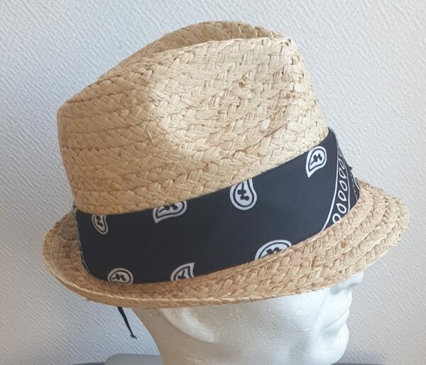 15.3Chapeau petit bord tissé en paille raphia et muni d'un galon à la pirate aux petits motifs blancs blanc sur fond noir. Coupe borsalino. Légèrement imperméable et souple, il est merveilleusement résistant et respirant. Ce couvre-chef dispose d'un dispositif de réglage par cordon de serrage facile à utiliser, à l'intérieur au niveau de sa bande de confort interne en noir et permettant une entrée de tête, ajustable. Fait à la 1main. Taille unique.