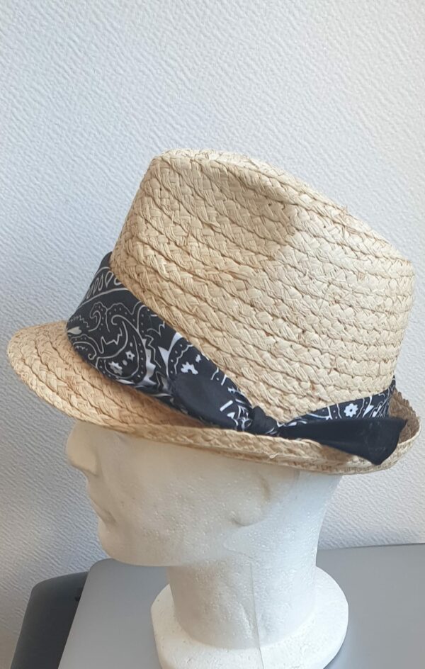 15.4Chapeau petit bord tissé en paille raphia et muni d'un galon à la pirate aux petits motifs blancs blanc sur fond noir. Coupe borsalino. Légèrement imperméable et souple, il est merveilleusement résistant et respirant. Ce couvre-chef dispose d'un dispositif de réglage par cordon de serrage facile à utiliser, à l'intérieur au niveau de sa bande de confort interne en noir et permettant une entrée de tête, ajustable. Fait à la main. Taille unique.