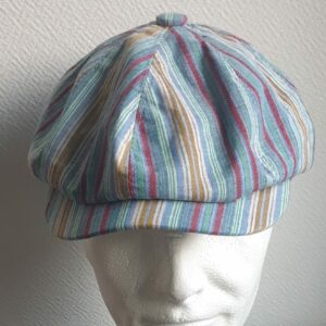 3.1Béret d'été en tissu lin viscose entièrement doublé. Le système de réglage à l'arrière par élastique facile à utiliser, permettera d'ajuster à souhait le couvre-chef  de façon à épouser au mieux la forme du crâne. Couleur tendance bleu ciel. Intérieur bleu. Taille : 57,59. Prix : 23€.