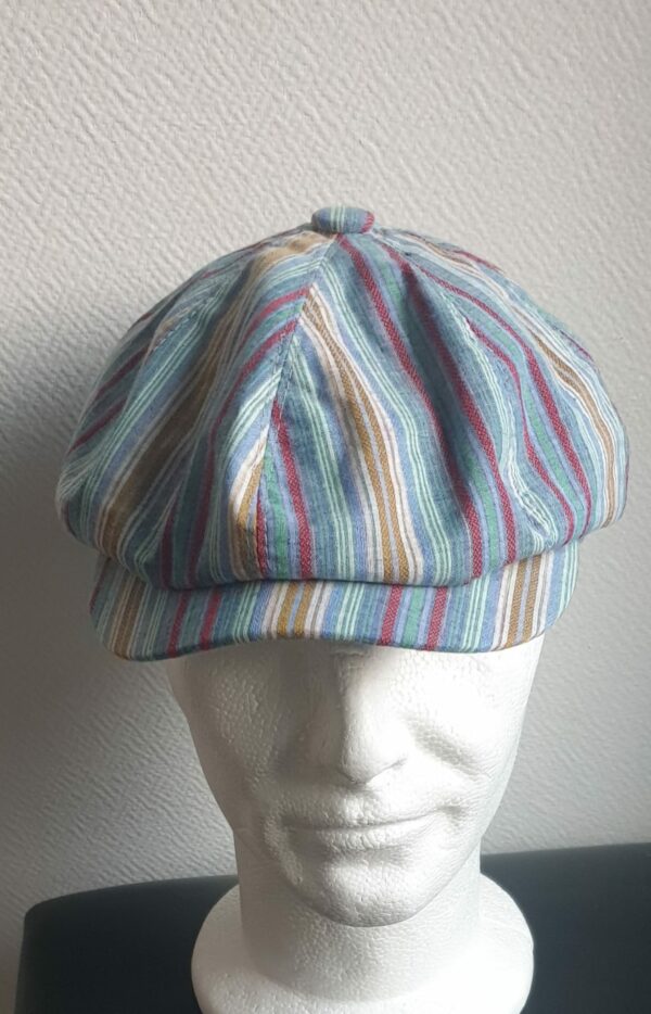 3.1Béret d'été en tissu lin viscose entièrement doublé. Le système de réglage à l'arrière par élastique facile à utiliser, permettera d'ajuster à souhait le couvre-chef  de façon à épouser au mieux la forme du crâne. Couleur tendance bleu ciel. Intérieur bleu. Taille : 57,59. Prix : 23€.