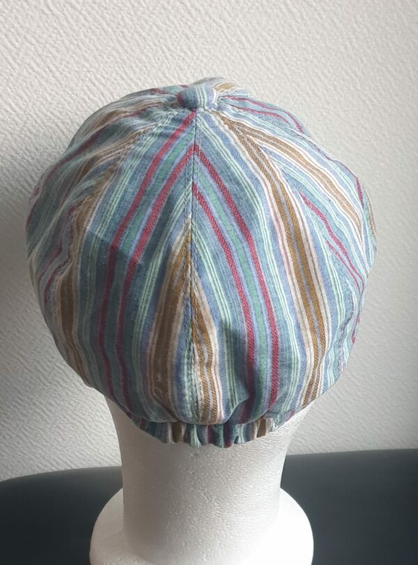 3.2Béret d'été en tissu lin viscose entièrement doublé. Le système de réglage à l'arrière par élastique facile à utiliser, permettera d'ajuster à souhait le couvre-chef  de façon à épouser au mieux la forme du crâne. Couleur tendance bleu ciel. Intérieur bleu. Taille : 57,59.