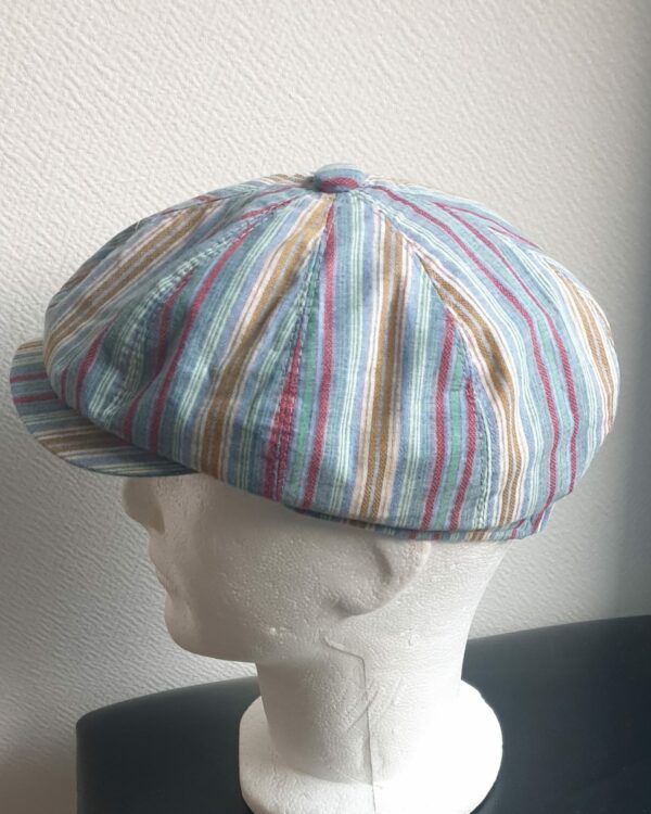 3.4Béret d'été en tissu lin viscose entièrement doublé. Le système de réglage à l'arrière par élastique facile à utiliser, permettera d'ajuster à souhait le couvre-chef  de façon à épouser au mieux la forme du crâne. Couleur tendance bleu ciel. Intérieur bleu. Taille : 57,59.