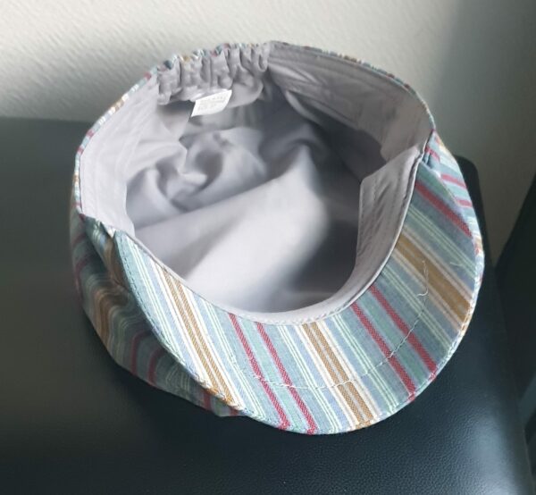 3.5Béret d'été en tissu lin viscose entièrement doublé. Le système de réglage à l'arrière par élastique facile à utiliser, permettera d'ajuster à souhait le couvre-chef  de façon à épouser au mieux la forme du crâne. Couleur tendance bleu ciel. Intérieur bleu. Taille : 57,59.